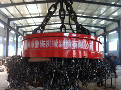 吊廢鋼用起重電磁鐵xiao_副本.jpg
