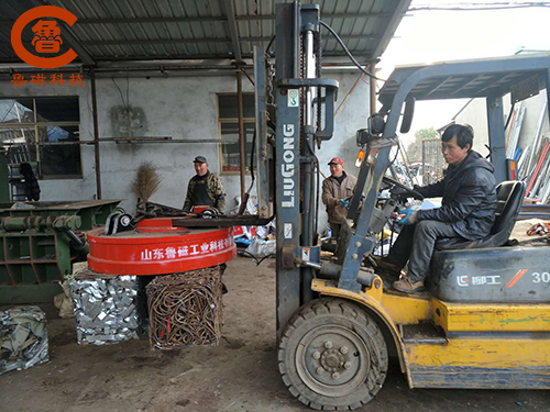 叉車用廢鋼電磁吸盤助你的搬運(yùn)工作一臂之力